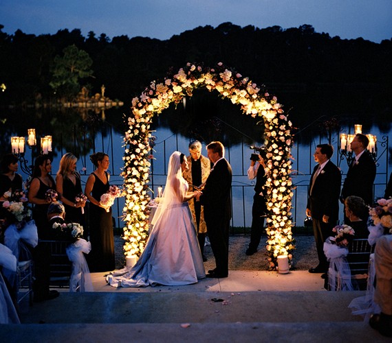 Filmbe illő esküvői jelenetetek lehet, ha este házasodtok össze egy kivilágított díszkapu alatt.