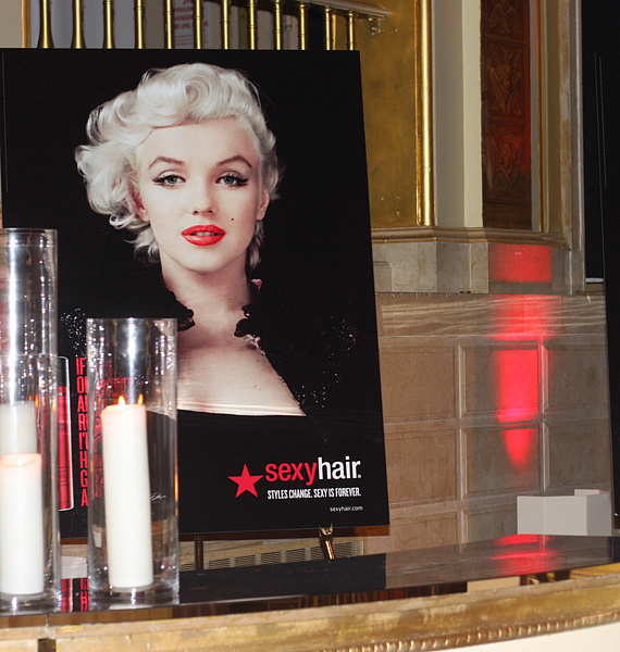 A rendezvénynek a New York-i Plaza Hotel adott otthont, ahol egy este erejéig a régi Hollywood volt a fő téma. A Sexy Hair nemcsak hajápoló termékeket dob piacra Marilyn Monroe stílusának szellemében, hanem hajformázó eszközöket is, melyeket szintén bemutattak az estélyen. /Forrás: http://prettyconnected.com/