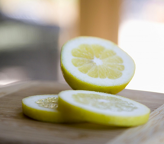 Citrusos testpermet: töltsd meg a spriccelős flakont 3 dl desztillált vízzel, tegyél bele két teáskanálnyi citromlevet, és adj hozzá két csepp grépfrút illóolajat. Mindenképp hűtőben tárold, mert a citromlé miatt hamar megromlik. A hígításkor arra ügyelj, hogy ne legyen túl ragacsos a keverék.
