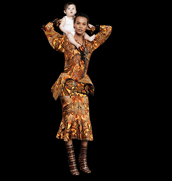 Liya Kebede az anyák szépségére hívja fel a figyelmet. A szupermodell a Givenchy őszi, mintás blúzát, peplum szabású szoknyáját és extravagáns csizmáját viseli. /Forrás: http://www.fashiongonerogue.com/