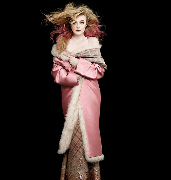 A gyerekszínészként ismertté vált, bájos arcú Dakota Fanning alig ismerhető fel a divatanyagban: ő szimbolizálja az extravagáns szépséget, a Louis Vuitton őszi darabjaiban. /Forrás: http://www.fashiongonerogue.com/