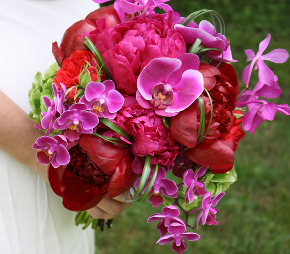 A rózsaszín és a piros a menyasszonyi csokorban is jól mutat egymás mellett.