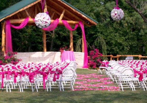 Valódi esküvői hangulatot kölcsönöz a lilába hajló rózsaszín.