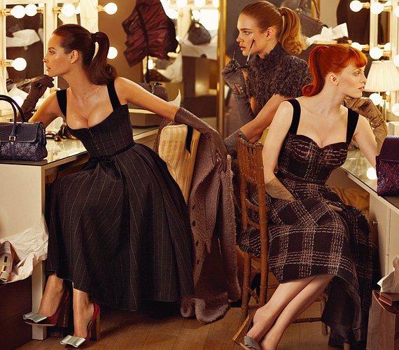 A 2010-es Louis Vuitton kollekció egyszerűen felejthetetlen, ma is sok tervezőt inspirálnak az akkor bemutatott vintage fazonok. A midiruhák és -szoknyák ma éppúgy divatosak. /Forrás: www.alo-moda.com/