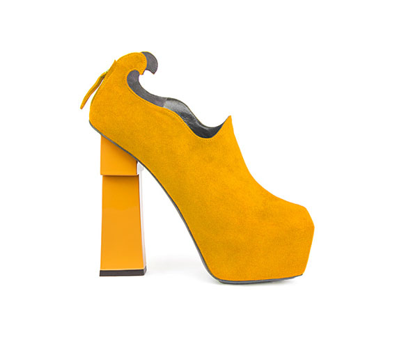 Az Aperlai cipője csodaszép színben pompázik, a formája viszont bumfordi, a sarka pedig egy keresztet formáz.