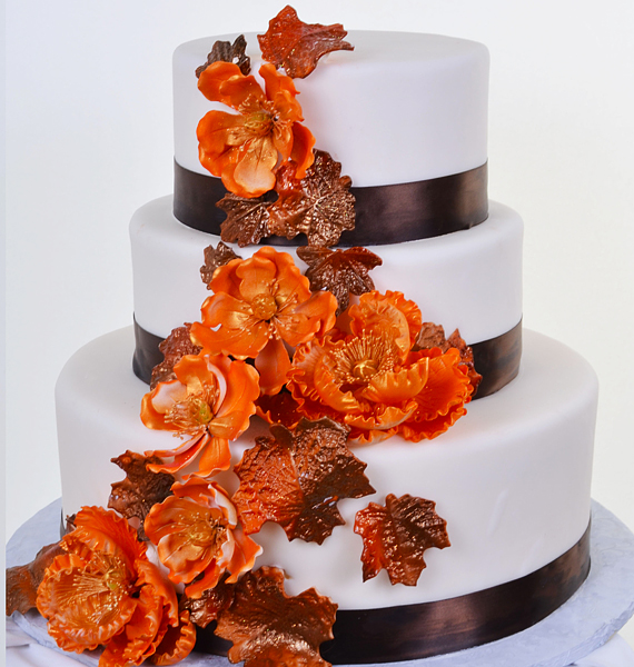 A minimalista tortát meg lehet bolondítani bronzos cukorvirágokkal és -levelekkel. /Forrás: pastrypalacelv.com/