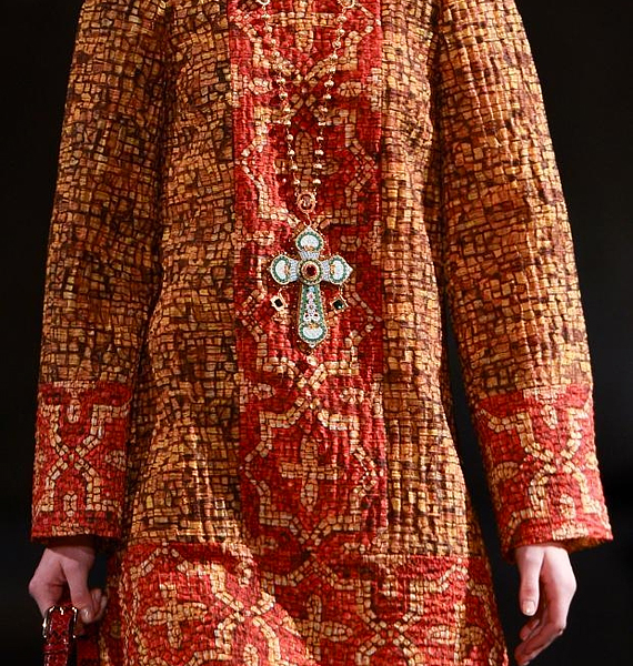A Dolce & Gabbana őszi kollekciójában szinte tobzódnak az egyházi motívumok: a színek, anyagok, mintázatok világát a Monreale katedrális mozaikjai ihlették, ehhez a különleges stílushoz pedig jól passzolnak a feltűnő, bizánci keresztek. /Forrás: http://www.fashionising.com/