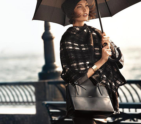 Karlie Kloss-nak jól áll a laza, modern elegancia, mely hozzátartozik New York sajátos divatstílusához. A trendi szetteket Karl Templer állította össze a fotózásra. /Forrás: www.fashiongonerogue.com/