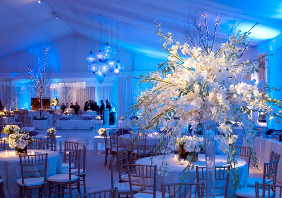 Téli esküvőnél szinte adja magát a fehér virágdíszítés.