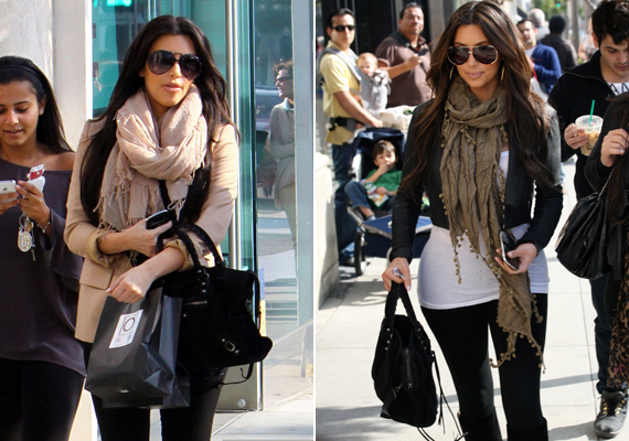 Kim Kardashian igazi celeb, aki a nagy táska, óriási napszemüveg kombó mellett sálból is a többször körbetekerhetőre szavaz.