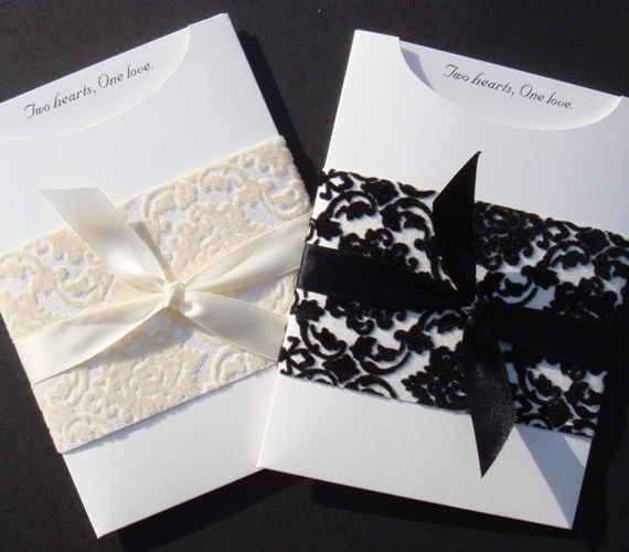Némi fehér vagy fekete csipkerátét a fehér borítékon. Letisztult és elegáns. /Forrás: www.ebay.com.au/