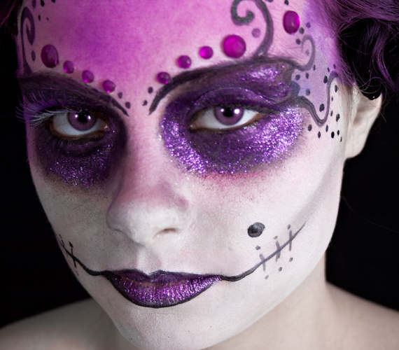 A lila zombi egyszerre ijesztő és nőies. /Forrás: lipglossstudios.blog.com/