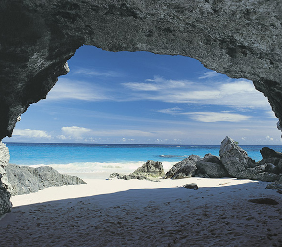 Hiába a sok szóbeszéd, a halvány rózsaszín homok és az azúrkék víz még mindig sokakat vonz Bermudára. /Forrás: www.theknot.com/
