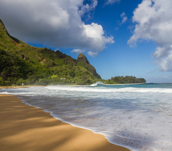Hatalmas vízesések és romantikusan zord sziklák, ezt kínálja a hawaii-i Kauai beach. /Forrás: www.theknot.com/