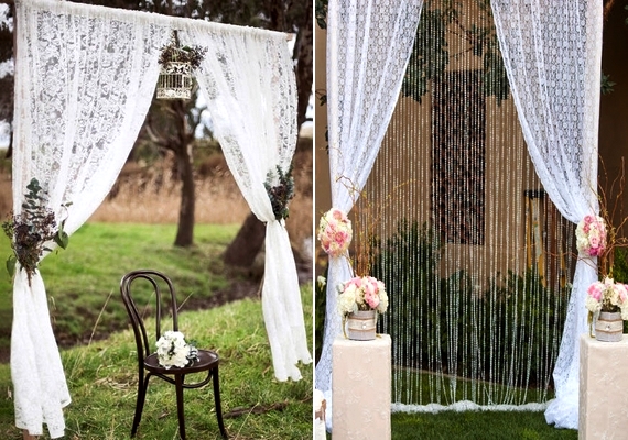 Nem csak kültéri esküvőn mutat jól a csipkefüggönnyel díszített kapu.