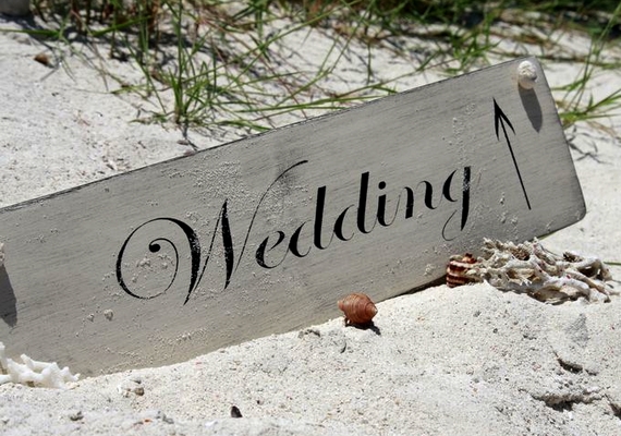 Ha az egyszerűségre törekednél, egy sima, csiszolt deszka is megteszi, melyre díszes betűkkel felfestheted az esküvő szót.
