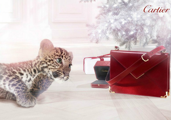A Cartier táskában is utazik, természetesen az ünnephez illik a piros darab. /Forrás: cartier.com/