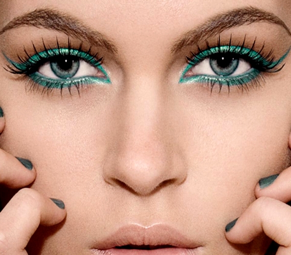 Kék vagy zöld szemhez jól mutat, ha kékeszöld szemceruzával rajzolod körbe a szemeid.