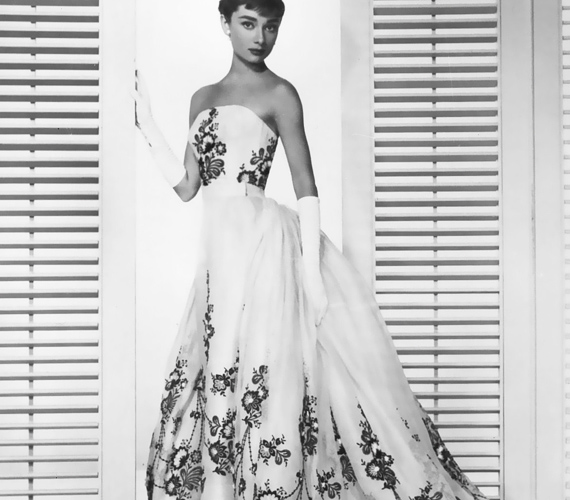 Ikonikus darab Audrey Hepburn Givenchy-ruhája a Sabrinából.