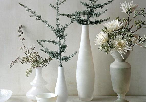 Ha kedveled a minimalista stílust, néhány fehér váza és télies virág is remek díszítés lehet. /Forrás: Pinterest/