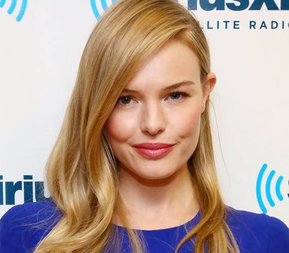 A Kate Bosworth által preferált hullámos haj megtöri az arc kerekségét, főleg, ha oldalt van elválasztva.