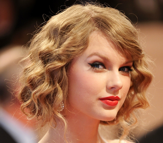 A '20-as évek Hollywoodját idéző bob mellett voksolt Taylor Swift, melyet cicásra rajzolt szemekkel és piros rúzzsal emelt ki, hogy még retróbb legyen a végeredmény.