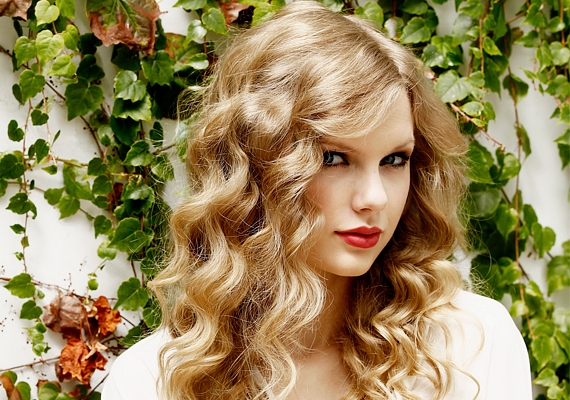 Ha hosszú a hajad, Taylor Swift frizurái között bőven találhatsz remek tippeket <a href="https://www.retikul.hu/kencefice/taylor_swift_frizurak" target="_blank" title="Taylor Swift frizurái"><b>ide kattintva</b></a>.