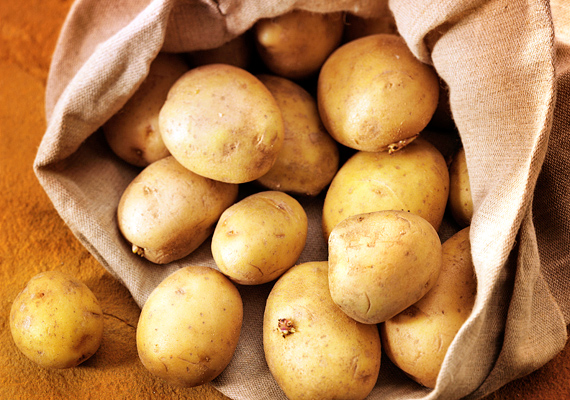 A nyers krumpli pépje percek alatt lehúzza a duzzanatot, és megszívja a bőrt, így a szem alatti terület világosabbnak tűnik majd.