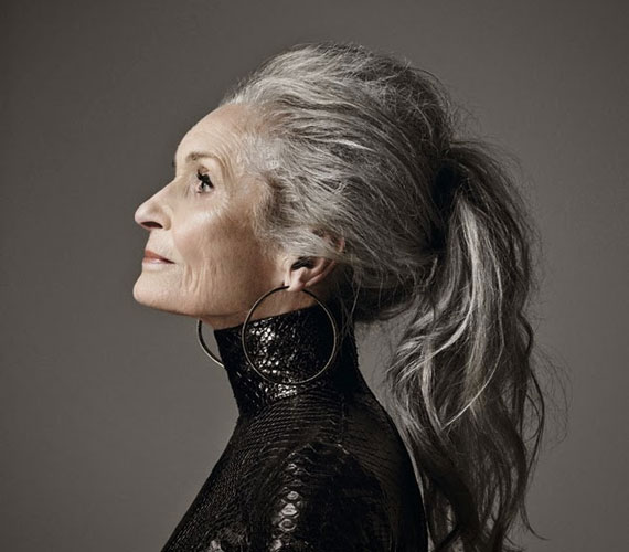 A 85 éves Daphne Selfe még ma is fotózásokon vesz részt, nem érdekli a botox, de a hosszú hajához ragaszkodik.