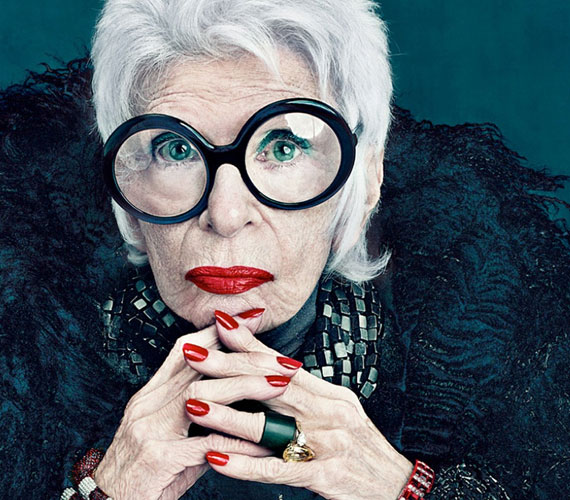 Iris Apfel ismert New York-i társasági hölgy és divatguru. hatalmas szemüvege védjegyévé vált, most 92 éves. Két éve a MAC arca volt egy rúzs kampányában.