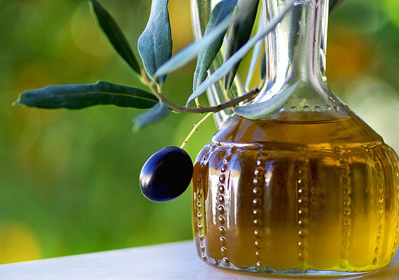 Az olívaolaj szintén hatásos segítség lehet. Ebben az esetben is melegítsd fel az alapanyagot, de egyesével áztasd bele az ujjaidat néhány percig, majd masszírozd az ujjbegyekbe és a körömágyakba az olajat.