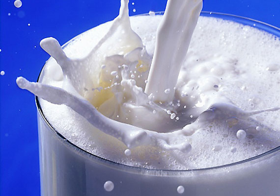 A langyos tej csodákra képes. Tölts egy tálba annyit, amennyi az ujjbegyeidet ellepi, és 10 percig hagyd őket benne. Ha hetente egy-két alkalommal ismétled, megedződnek a körmeid.