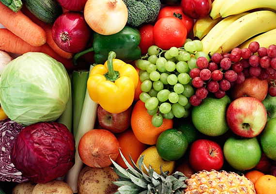Fontos az elegendő mennyiségű zöldség és gyümölcs fogyasztása, ezek a legjobb vitaminforrások. Ha ezekből nem eszel eleget, ne csodálkozz, hogy a körmeid sérülékenyek.