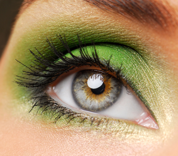 Ha merész vagy, színezheted a szemhéjadat világosabb zöldre. Ez kifejezetten a barna szemekhez ajánljuk, mert más tónusnál túl intenzív.