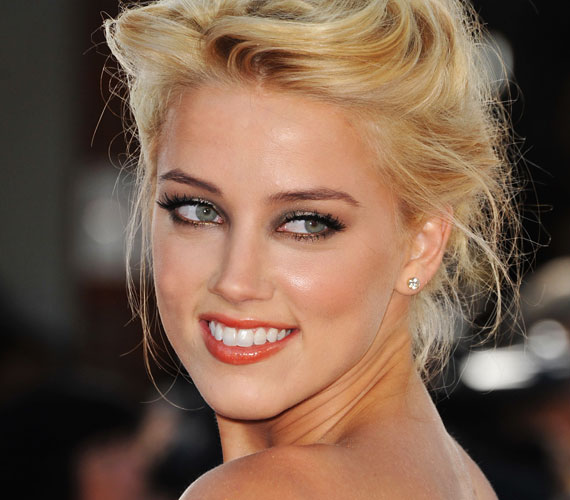 Amber Heard szabályos vonásai, hatalmas kék szeme és hibátlan fogai mellett nem lehet elmenni.