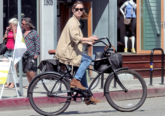 Olivia Wilde sportos, vagány szerelésben pattant biciklire.