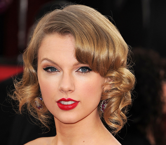 Taylor Swift a glamúros sminkeket részesíti előnyben, az ő mindennapos palettájáról sosem hiányzik a tussal kihúzott szemhéj és a jellegzetes színű vörös rúzs sem.