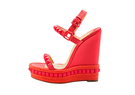 A teletalpú cipők is divatosak lesznek, de Christian Louboutin egy kicsit ormótlanra tervezte ezt a piros szandált.