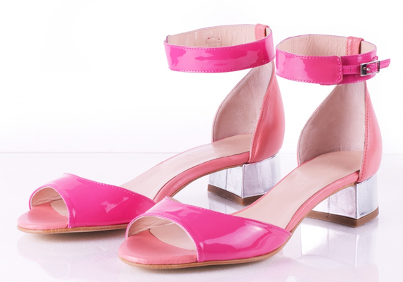 A pink peeptoe elegáns, kis sarkának hála azonban egyszerre kényelmes viselet is. /Forrás: rekavago.com/