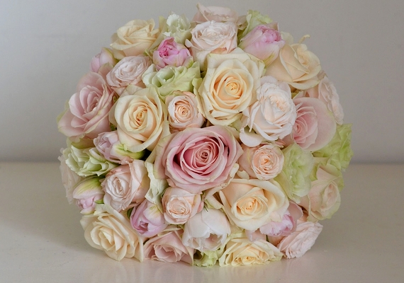 Gyönyörű, üde csokor készülhet, ha a világos színek mellett a rózsaszín valamelyik árnyalata dominál.