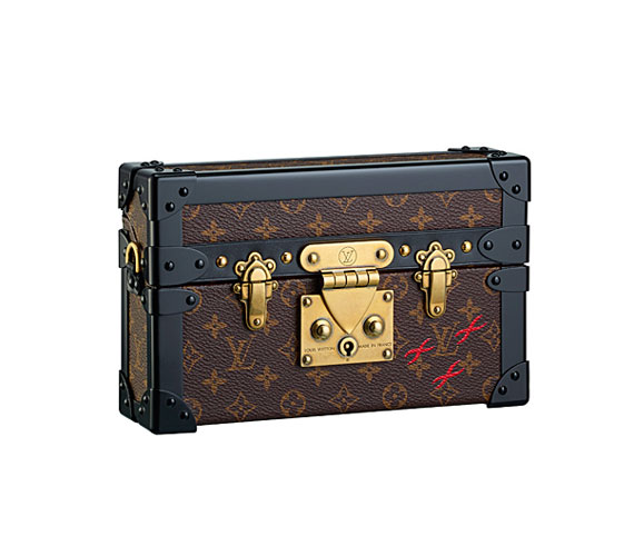 A Louis Vuitton utazóbőröndöt mintázó clutcha.