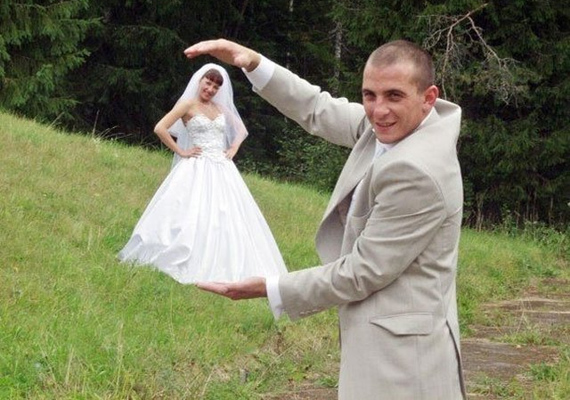 Viccesnek szánt képekkel is mellé lehet fogni. Ez tipikus iskolapéldája annak, hogy az esküvői fotó beállítása sem mindig tökéletes.