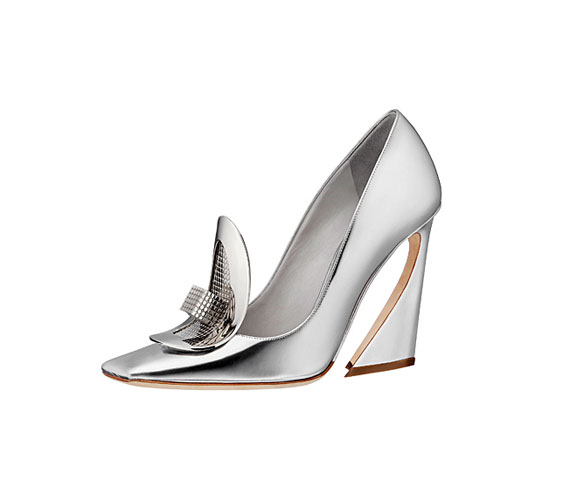A Dior rokokót idéző cipőket küldött a kifutóra. Ha nem is ezüstben, de biztosan felbukkannak hasonlók a boltok polcain.