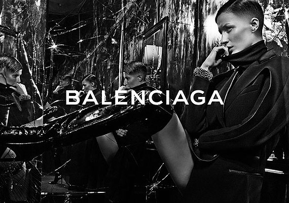 Gisele Bündchennek szinte alig van haja a Balenciaga legújabb kampányfotóin.