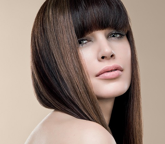 A tömött frufrus megoldás, egyenes vágással jól áll a sima hajhoz. /Forrás: ukhairdressers.com/
