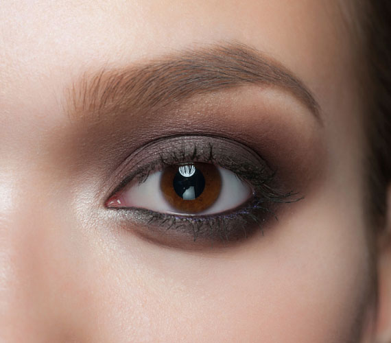 Füstös szemeknél válaszd a barna szemhéjpúdereket és kontúrt a szürke és a fekete helyett, melyek öregítenek.