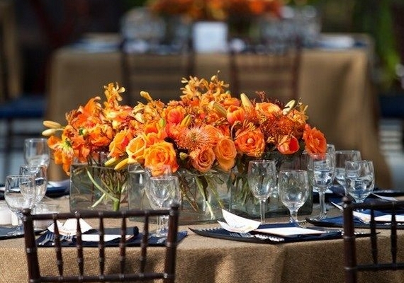 Ha narancsszín virágokkal borítod az asztal közepét, a legegyszerűbb, egyszínű terítéket is ősziessé varázsolhatod.