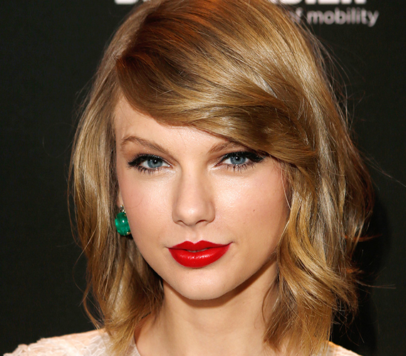 Taylor Swift a hullámos frufruval kicsit a '80-as évek díváira hajaz.