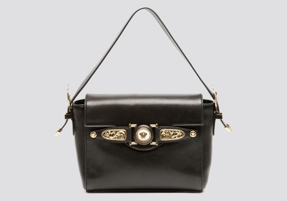 A Versace egy visszafogottan elegáns, fekete táskával készült, gazdagon díszített csattal és vékony vállpánttal.