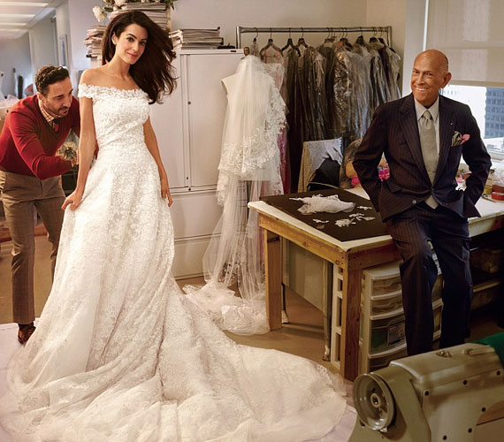 Amal Alamuddin - George Clooney felesége - is Oscar de la Rentában mondta ki az igent. Annie Leibovitz képén a tervezővel látható.